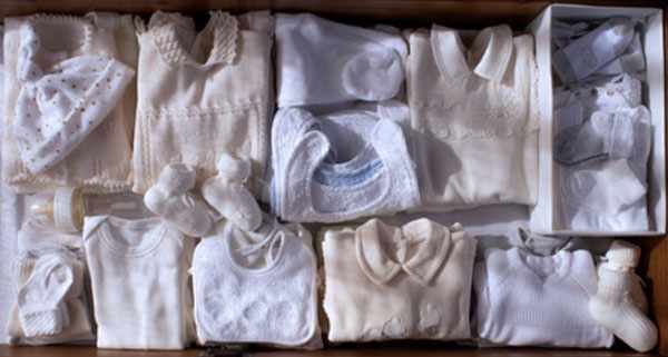 Ящик с подготовленными вещами для новорожденного
