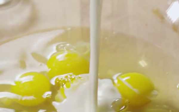 К яйцам тоненькой струйкой вливают молоко