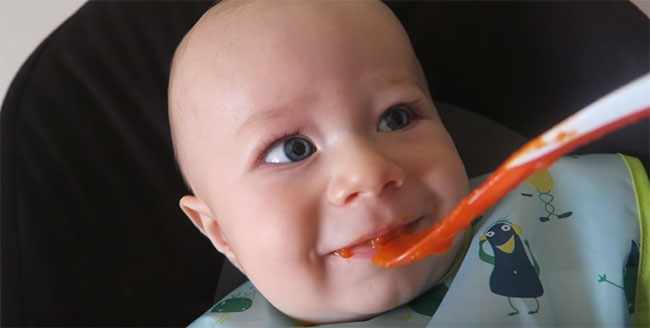 Малыш ест морковное пюре