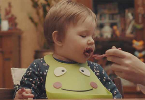 Ребенка кормят с ложечки борщом