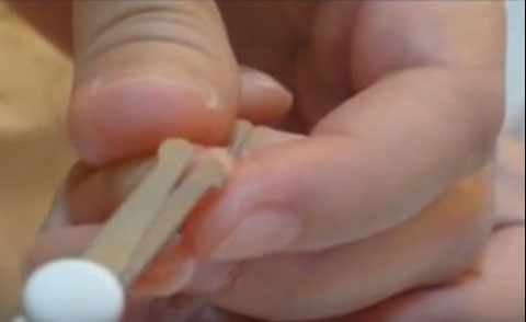 Процесс подстригания ногтей