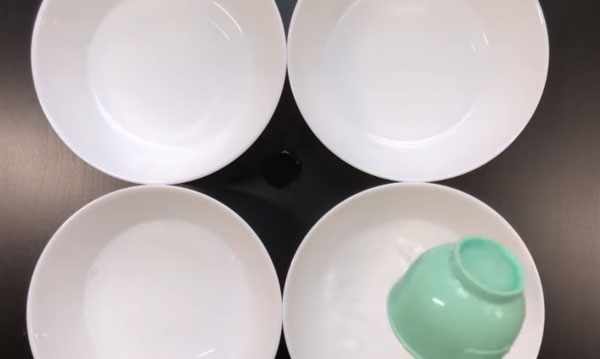 Разливание воды по четырем тарелкам