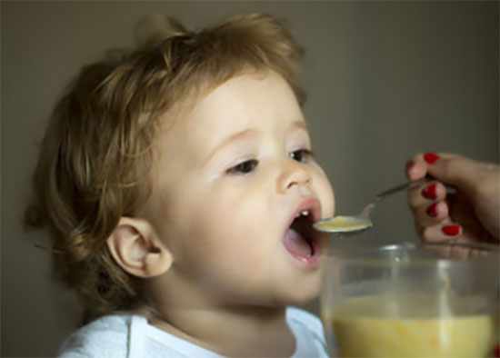 Ребенок кушает с ложечки