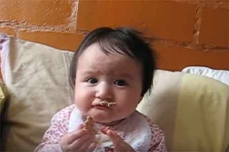 Маленькая девочка ест печенье