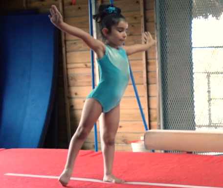 Девочка занимается гимнастикой