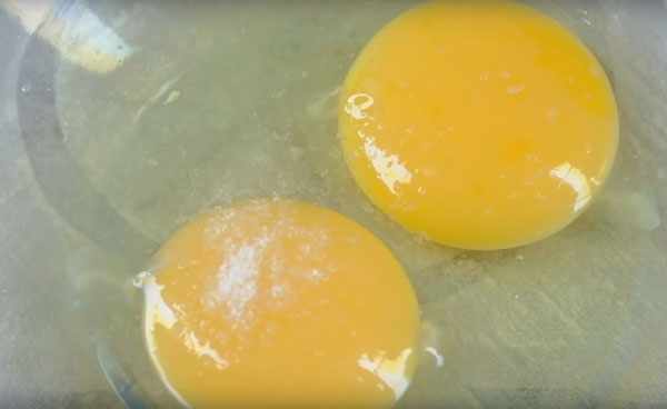 Два разбитых подсоленных яйца
