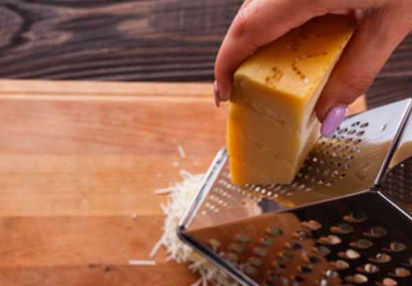 Твердый сыр натирают на терке