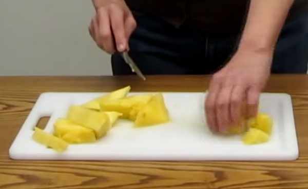 Мякоть ананаса нарезают кубиками