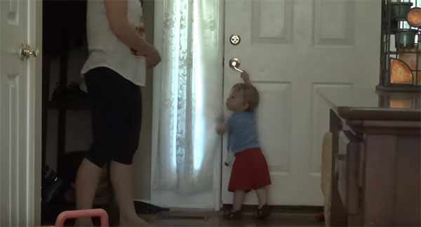 Ребенок открывает дверь