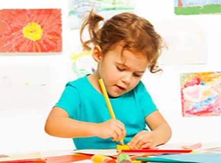 Трехлетняя девочка рисует
