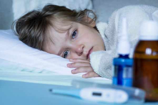 Больной ребенок лежит в постеле