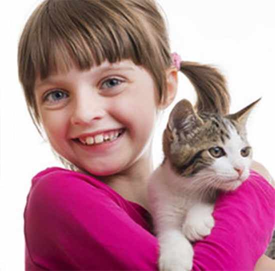 Счастливая девочка обнимает кота