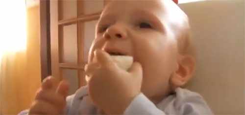 Ребенок ест репчатый лук
