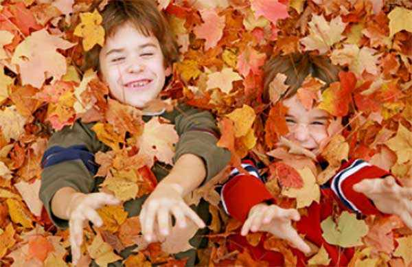 Дети лежат в листьях, на сырой земле