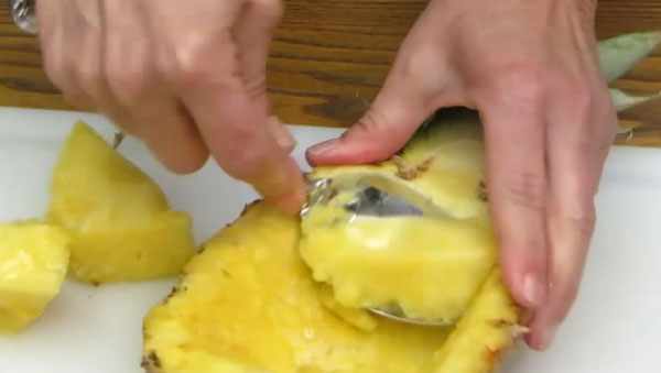 Вырезание мякоти из половины ананаса