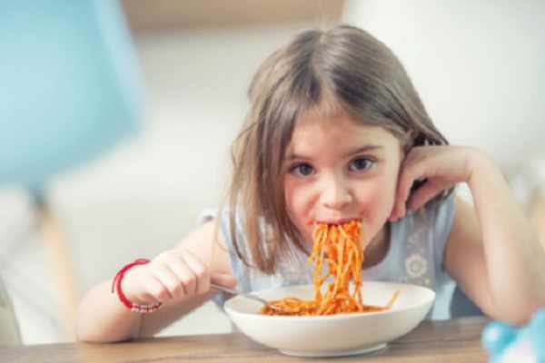 Девочка ест спагетти