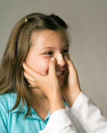 Девочке на нос накладывают лейкопластырную повязку