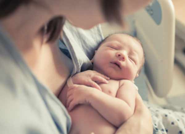 Новорожденный ребенок у мамы на руках