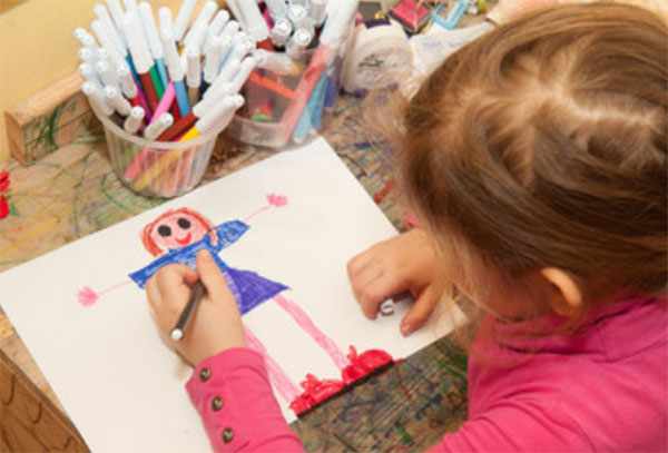 Девочка рисует себя