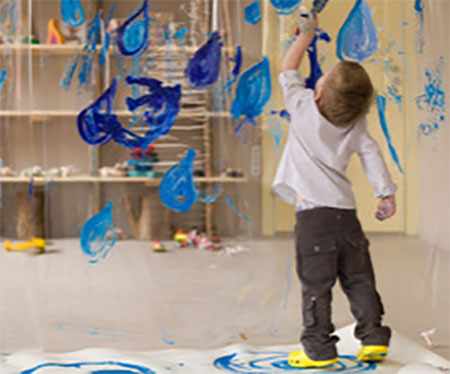 Ребенок рисует на стекле