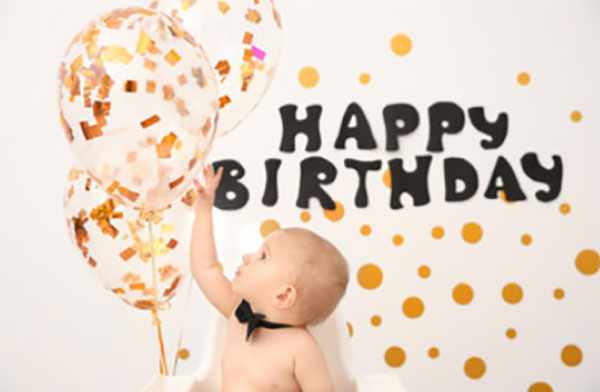 Ребенок тянется к воздушным шарам, сверху надпись Happy birthday