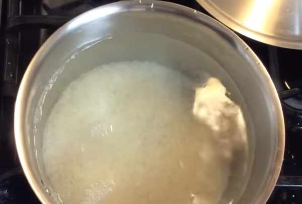 Рис варится в кастрюле