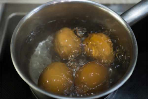 В кастрюльке кипят четыре яйца