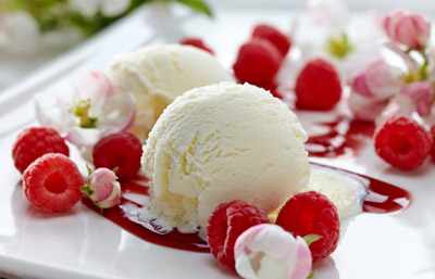мороженое с ягодами в тарелке
