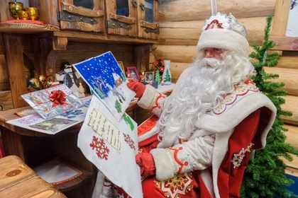 Дед Мороз читает письма от детей