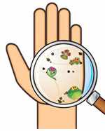Картинка микробы на руке под лупой