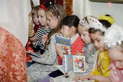 Дети с подарками в детском саду