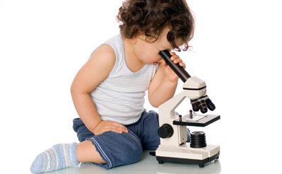 Мальчик смотрит в микроскоп