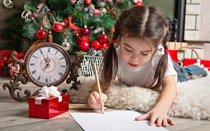 Ребенок пишет письмо Деду Морозу
