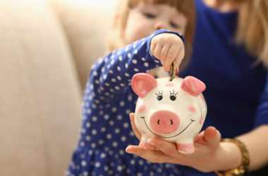 Как научить детей обращаться с деньгами 