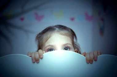 Боязнь темноты: как помочь своим детям